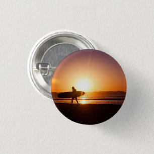Surfen am Strand bei Sonnenuntergang, Surfbrett mi Button