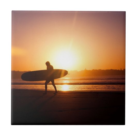 Surfen am Strand bei Sunset Fliese (Vorderseite)