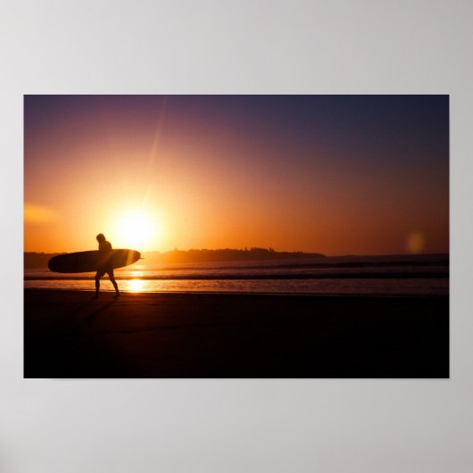 Surfen am Strand bei Sunset Poster (Vorne)
