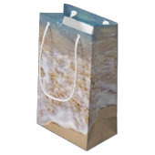 Surfen am Strand Kleine Geschenktüte (Rückseite Schrägansicht)