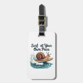 Surfen auf dem eigenen Pace Funny Surfsnail Gepäckanhänger (Vorderseite vertikal)