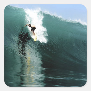 Surfen auf großer grüner Extrem-Surfing-Welle Quadratischer Aufkleber