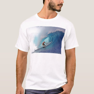 Surfen auf Mentawai Inseln mit großer blauer Welle T-Shirt