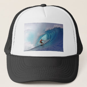 Surfen auf Mentawai Inseln mit großer blauer Welle Truckerkappe