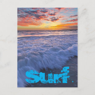 Surfen auf Strandwellen bei Sonnenuntergang Postkarte
