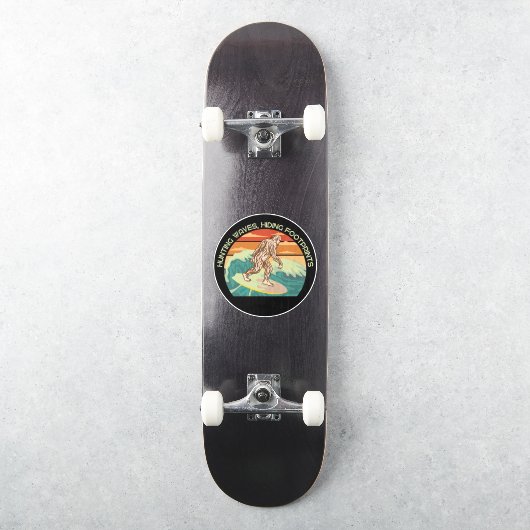 Surfen Bigfoot Jagd Waves Verstecken von Fußspuren Aufkleber (Skateboard)