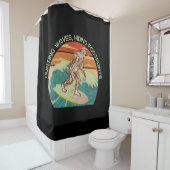 Surfen Bigfoot Jagd Waves Verstecken von Fußspuren Duschvorhang (Beispiel)