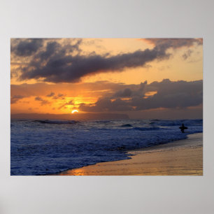 Surfen im Sunset am Kauai Beach, Nihau am Horizon Poster