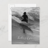 Surfen in den Wellen Graustufen denken Postkarte (Vorne/Hinten)