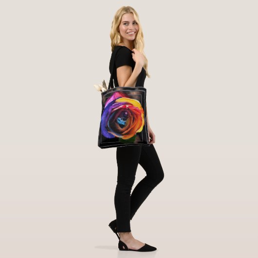 Surfen in der Regenbogen-Rose Tasche (Am Model)