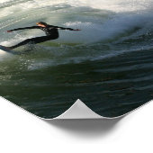 Surfen in einem Wetsuit Poster (Ecke)