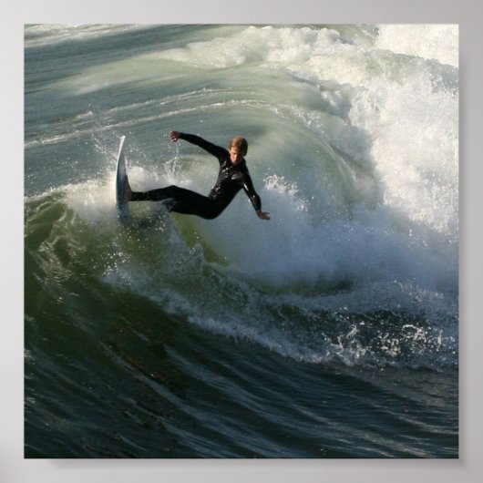 Surfen in einem Wetsuit Poster (Vorne)