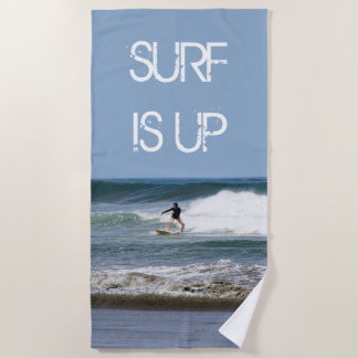 Surfen ist auf strandtuch