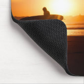 Surfen mit Surfbrett am Strand bei Sunset Mousepad (Ecke)