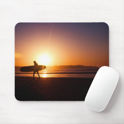 Surfen mit Surfbrett am Strand bei Sunset Mousepad (Mit Mouse)
