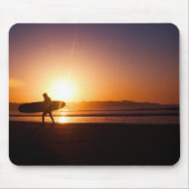 Surfen mit Surfbrett am Strand bei Sunset Mousepad (Vorne)