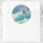 Surfen Sie auf einem großen Wellenaufkleber Runder Aufkleber (Tasche)