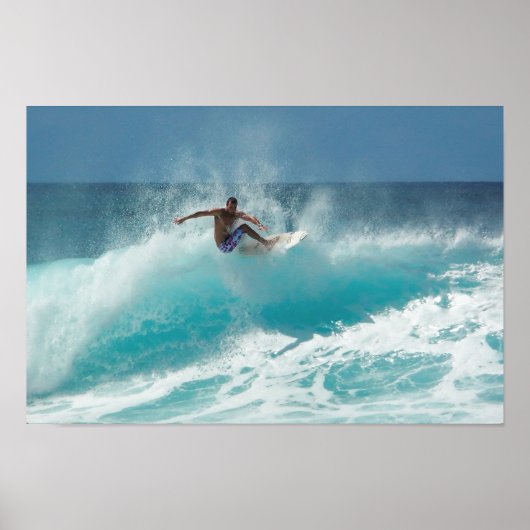 Surfen Sie auf einem großen Wellenposter Poster (Vorne)