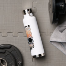 Surfen Sie bei Sonnenuntergang in den Strand