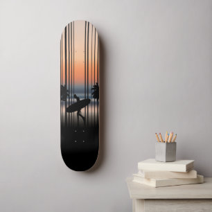 Surfen Sie beim Skateboarden Sunset in den Strand Skateboard