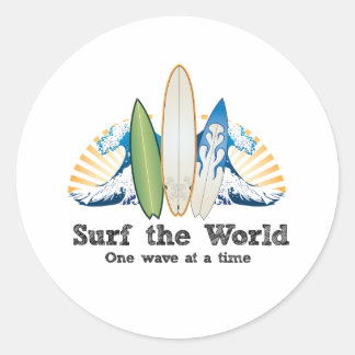 Surfen Sie die Welt, eine Welle auf einmal Runder Aufkleber