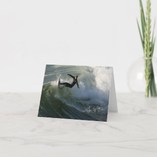 Surfen Sie in einer Wetsuit-Grußkarte Karte