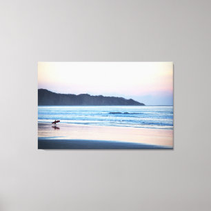 Surfen Sie, um die letzten Wellen in Costa Rica zu Leinwanddruck