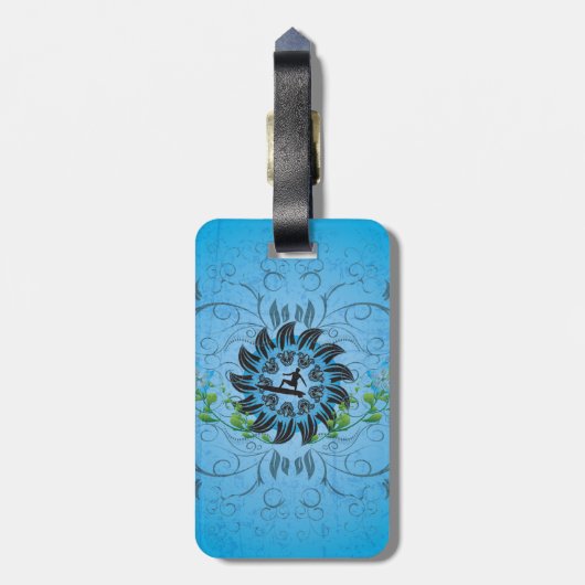 Surfen, Surfboarder auf blauem Hintergrund Gepäckanhänger (Rückseite vertikal)