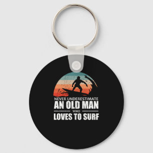 Surfen unterschätzt nie einen alten Mann, der surf Schlüsselanhänger