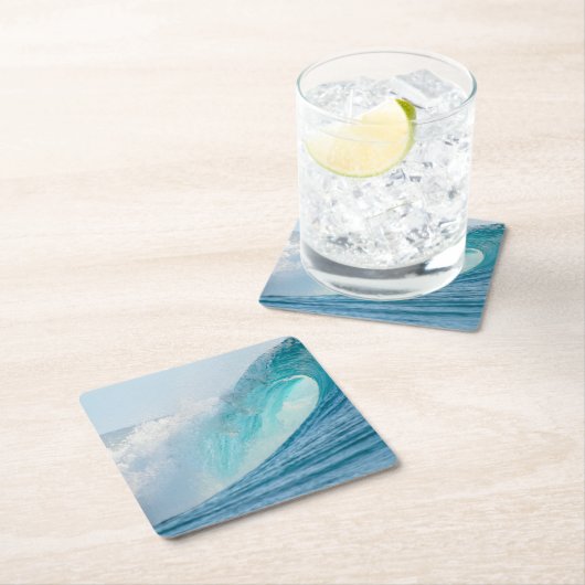 Surfende Fasswelle, die Untersetzer bricht (Vor Ort)