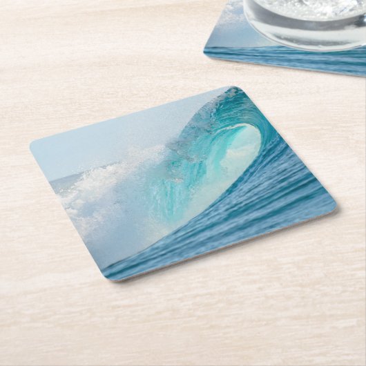 Surfende Fasswelle, die Untersetzer bricht (angewinkelt)