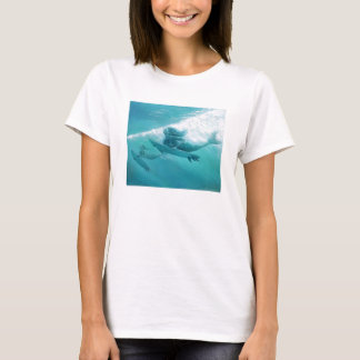 surfende Meerjungfrauen T-Shirt