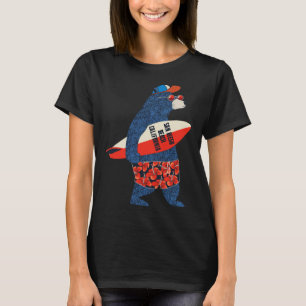 Surfender Bär am Strand von San Diego, Kalifornien T-Shirt