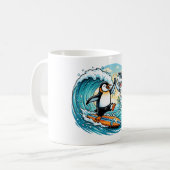 Surfender Pinguin und Hai geben sich High Five Kaffeetasse (Vorderseite Links)