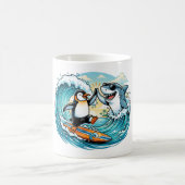 Surfender Pinguin und Hai geben sich High Five Kaffeetasse (Mittel)