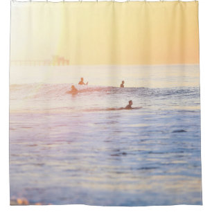 Surfer am Strand Duschvorhang