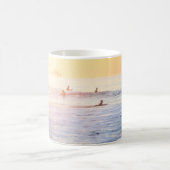 Surfer am Strand Kaffeetasse (Mittel)