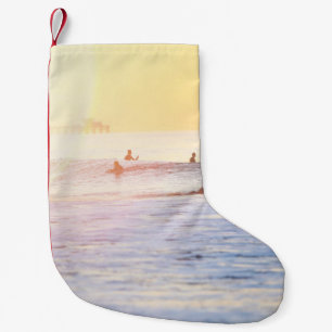 Surfer am Strand Kleiner Weihnachtsstrumpf