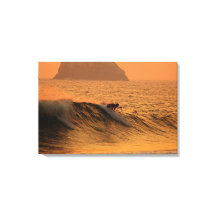 Surfer at sunset in Mexiko