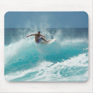 Surfer auf einem großen Welle mousepad