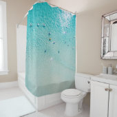 Surfer aus der Luft, klare Ozeane. Duschvorhang (Beispiel)