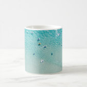 Surfer aus der Luft, klare Ozeane. Kaffeetasse (Mittel)