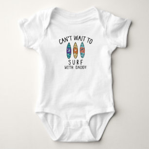 Surfer Baby kann es kaum erwarten, mit Daddy Surfe Strampler