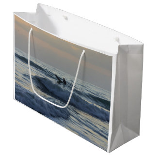 Surfer erwartet große geschenktüte