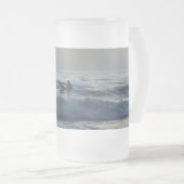 Surfer erwartet Mattierte Tasse von Glasbäern (VorderseiteRechts)