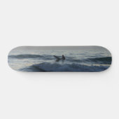 Surfer erwartet skateboard (Horizontal)