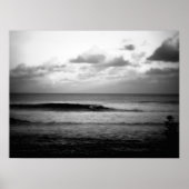 Surfer Fangen einer Welle am Morgen B&W Poster (Vorne)
