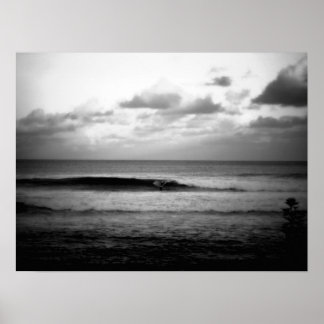 Surfer Fangen einer Welle am Morgen B&W Poster