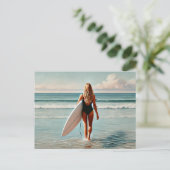 Surfer Girl am Strand Postkarte (Stehend Vorderseite)