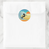 Surfer Girl Vintag Sunset Runder Aufkleber (Tasche)